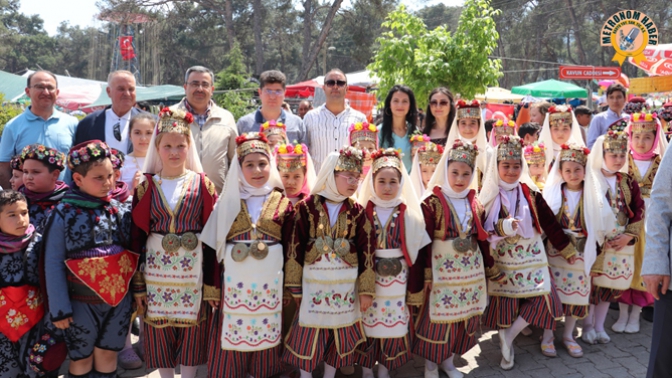 Akhisar Efeler Derneği Kırkağaç Çam Festivalini Coşturdu