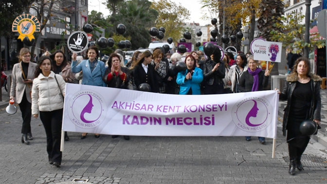 Akhisarlı Kadınlar Şiddete Hayır İçin Yürüdü Akhisarlı Kadınlar Şiddete Hayır İçin Yürüdü