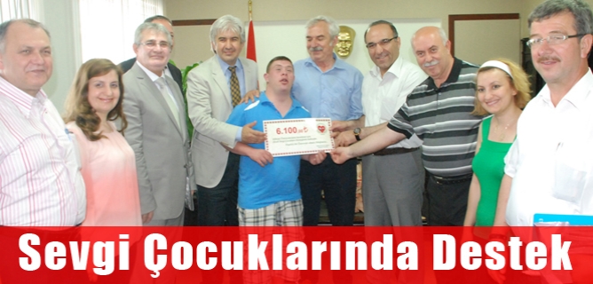 Aksek Sevgi Çocuklarının topladığı 6 bin TL Akhisar üniversitesi kurulması için bağışladı