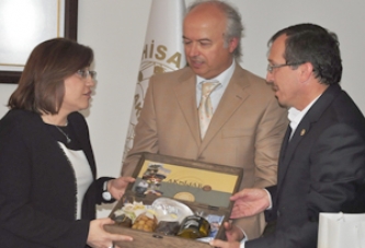 Aile ve Sosyal Politikalar Bakanı Şahin Akhisar’ı Ziyaret Etti