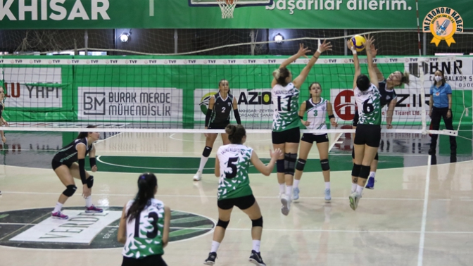 AKHİSAR BELEDİYE VOLEYBOL EVİNDE SALİHLİ BELEDİYE’YE KAYBETTİ