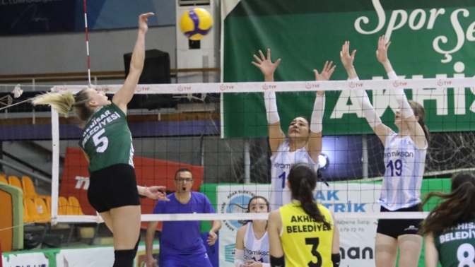 Akhisar Belediye Voleybol son maçından galip ayrıldı