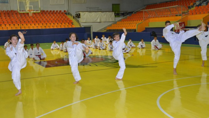 Akhisar Belediyespor Taekwondo Takımı İlkleri Başarmayı Seviyor