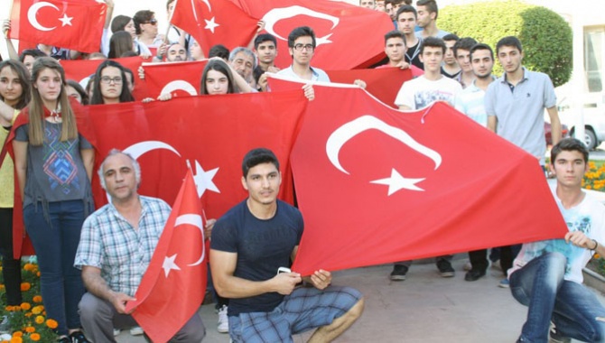 Akhisar’da Bayrağa Saygı Yürüyüşü