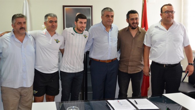 Akhisar’da Kadir Keleş İmzayı Attı