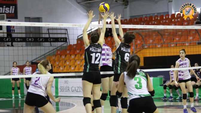 AKHİSAR DERBİSİNİ AKHİSAR BELEDİYE VOLEYBOL TAKIMI KAZANDI