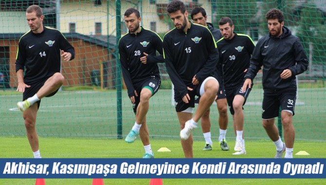 Akhisar, Kasımpaşa Gelmeyince Kendi Arasında Oynadı