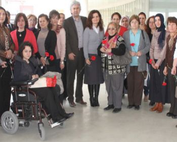 Akhisar Belediye Başkanı Salih Hızlı, Sanat Atölyesine Katılan Bayanların Kadınlar Gününü Kutladı