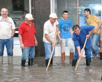 Akhisar’da Ceviz Büyüklüğünde Dolu Ve Aşırı Yağmur Hayatı Felç Etti