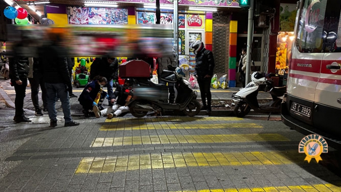 Akhisarda Motosikletli Kurye İle Taksi Çarpıştı