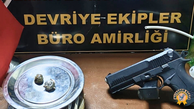 Akhisarda Ruhsatsız Silah Ve Uyuşturucu Madde Bulunan Şahıs Tutuklandı