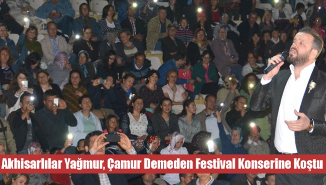 Akhisarlılar Yağmur, Çamur Demeden Festival Konserine Koştu