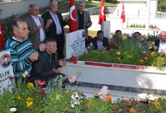 Akhisarspor Taraftarları Derneği Şehitleri Unutmadı