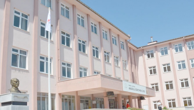 Anadolu Öğretmen Lisesi Beyaz Bayrağı Göklere Dikti