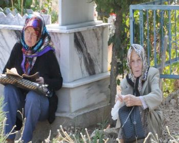 Arife Günü Kabristanlar Doldu Taştı !