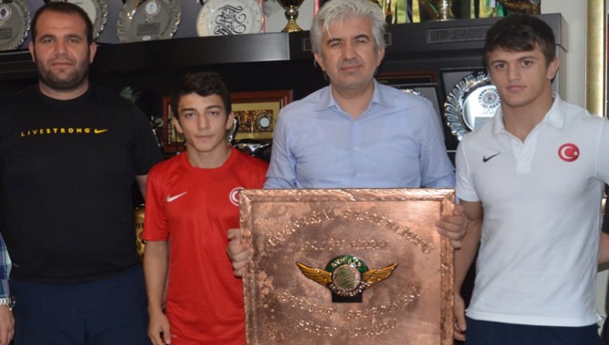 Avrupa’ya Damga Vuran Güreşçiler Başkan Hızlı’yı Ziyaret Etti