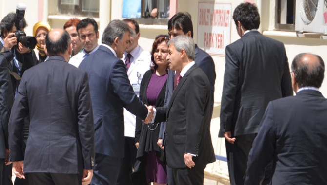Cumhurbaşkanı Gül, Akhisar’da Yaralı Maden İşçilerini Ziyaret Etti