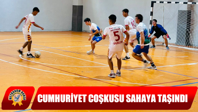 Cumhuriyet Coşkusu Sahaya Taşındı