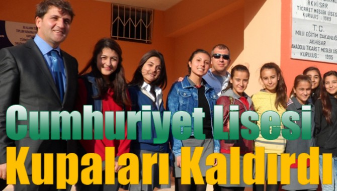 Cumhuriyet Mes. Tek Ve And. Lisesi Kupaları Kaldırdı