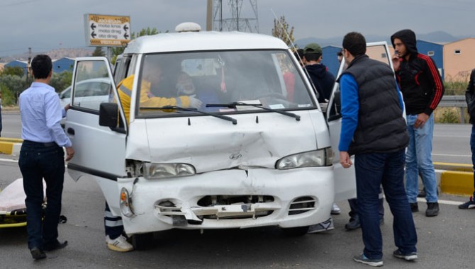 Dikkatsizlik Kazaya Sebep Oldu 4 Kişi Yaralandı