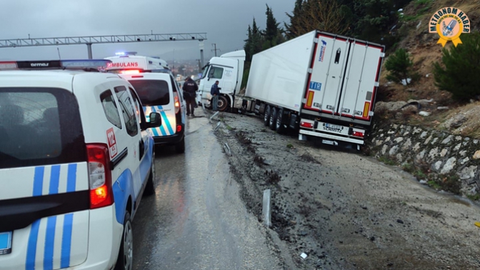 Direksiyon Hâkimiyetini Kaybeden Tır Yoldan Çıktı