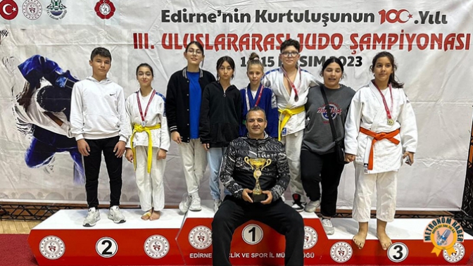 Edirne'de Akhisar Rüzgarı: Judo Takımı Şampiyonluğu Kazandı