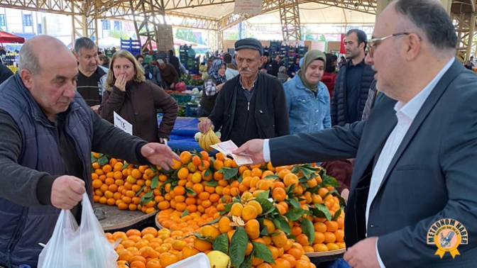 Fatih Füzün, Akhisar Cuma Pazarı Esnafını Ziyaret Etti