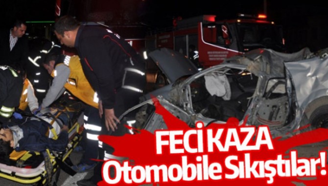 FECİ KAZA! OTOMOBİLE SIKIŞTILAR