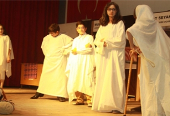 Gazi Okulundan Muhteşem Tiyatro Performansı