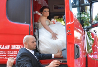 Gelin Arabası Tır Olunca,İlgi Odağı Oldu
