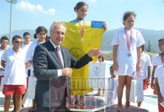 Genç Yüzücüler Madalyalarını Vali Daşöz'den Aldılar