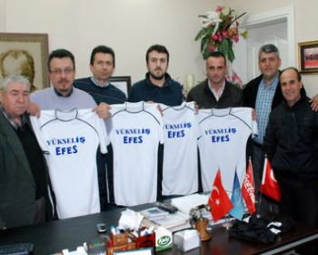 İş Adamına Plaket ve Forma Verdi