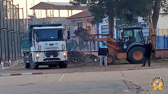 İstiklal Okulu Bahçe Oyun Alanı Temizlik Çalışması