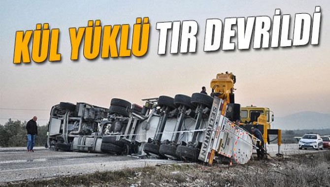 Kırkağaç’ta Kül Yüklü Tır Devrildi