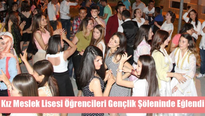 Kız Meslek Lisesi Öğrencileri Gençlik Şöleninde Eğlendi