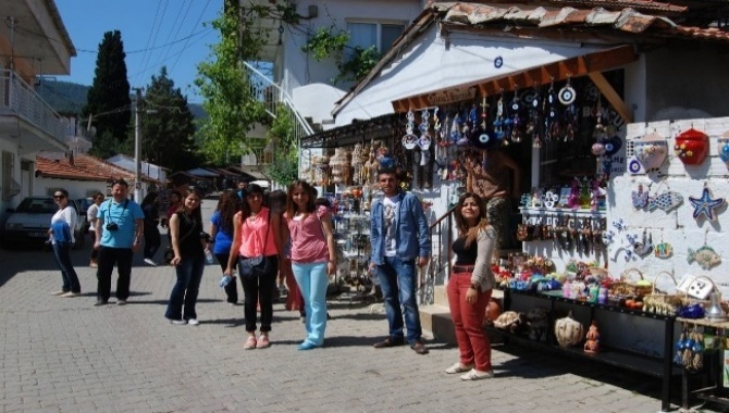 KULALI ÖĞRENCİLERİN RENKLİ İZMİR ÇIKARMASI