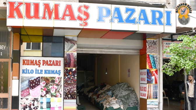 Kumaş pazarı Akhisar halkına hizmet vermeye devam ediyor