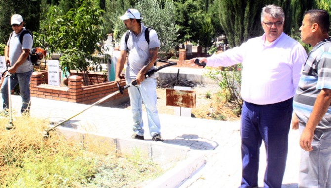 Manisa Büyükşehir Belediyesinden Akhisar Mezarlıklarına Bakım