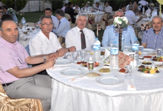Manisa Esnaf ve Sanatkârlar Odası Birliğinden İftar Yemeği