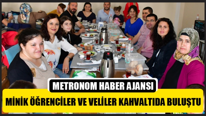 Minik öğrenciler ve veliler kahvaltıda buluştu