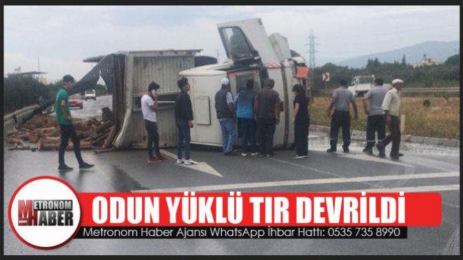 Odun yüklü TIR devrildi
