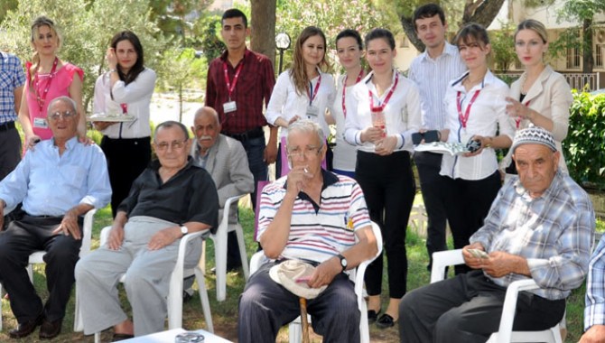 Özel Akhisar Hastanesi Bakım-Rehabilitasyon Merkezi ve Huzureviyle Bayramlaştı