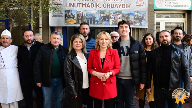 Pınar Gören; Depremzedelerin Yıldönümünde Helva Dağıttı