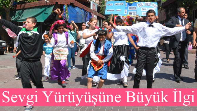Sevgi Yürüyüşüne Büyük İlgi