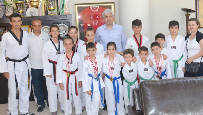 Taekwondoculardan Belediye Başkanı Salih Hızlı’ya Ziyaret
