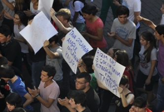 Taksim gezi parkı olaylarına Akhisarlı gençlerden üçüncü tepki yürüyüşü