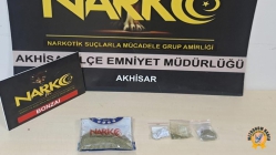 Akhisar’da Şüphelinin Üzerinde Ve Evinde Uyuşturucu Maddeler Çıktı