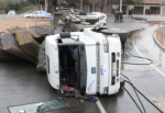 Akhisar’da Tır yan yattı, trafik felç oldu