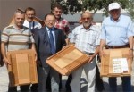 Akhisar’lı 28 arı yetiştiricisine Kovan Taban Altlığı dağıtıldı
