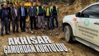 Akhisar'da Vatandaş Çamurdan Kurtuldu
